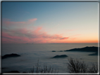 foto Colline nella nebbia al Tramonto